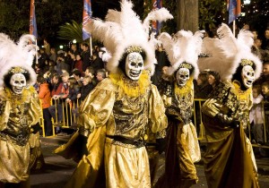El Carnaval de Madeira es un carnaval de calle más accesible que el de Rio e igual de espectacular. Foto de Postal Flawka.