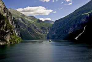 Fiordo de Geiranger, en Noruega. Hasta el crucero parece pequeño ante la inmensidad del paisaje. Foto de Monopod 33.