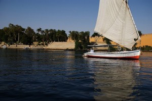 Presente y pasado de un país que merece un mejor porvenir. Falúa navegando en el Nilo. Foto de dar_417.