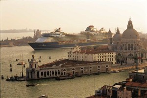 Crucero surcando las aguas de Venecia.